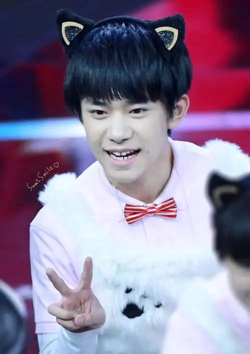 tfboys易烊千玺160224王牌对王牌高清crlogo甜甜的笑