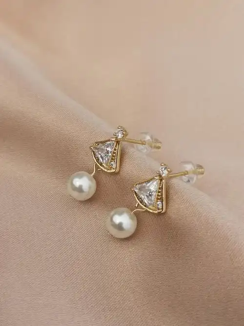 珍珠耳钉(珍珠耳钉用什么胶水粘)