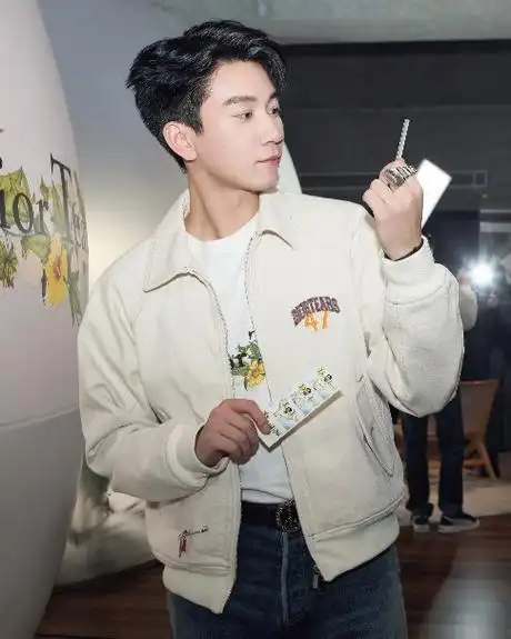 青年演员王子奇身着dior迪奥亮相上海张园