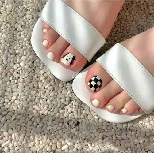 显白脚趾甲美甲