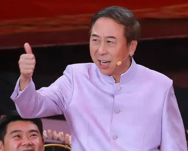 1985年,冯巩去老山阵地表演,被越军发现:中国前沿来了俩日本人