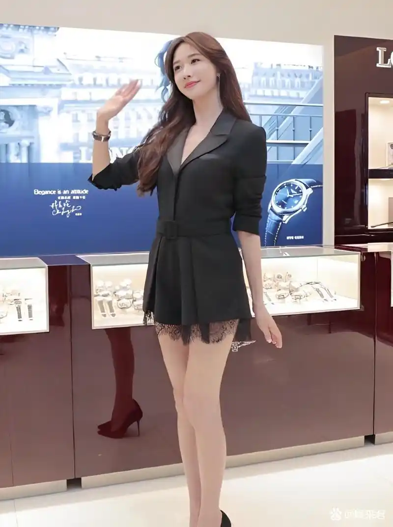 林志玲身穿蕾丝裙现身活动,膝盖和脚上都有淤青,暴露真实年龄  69