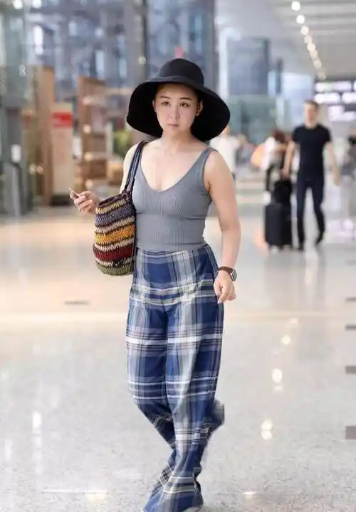 李小萌个子小但敢穿,紧身背心配阔腿裤,丰满身材至少显胖10斤_女孩_穿