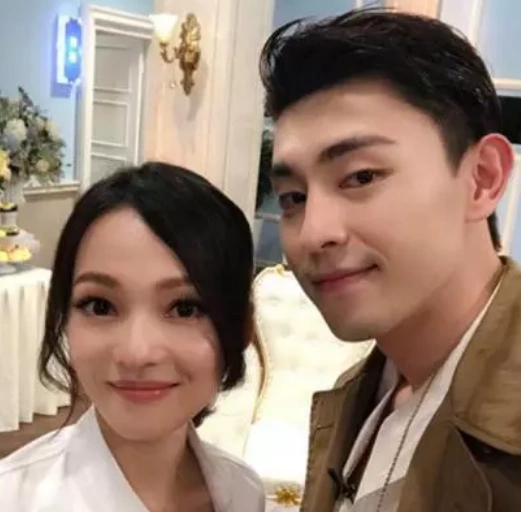 邓伦合照大pk:和张韶涵像姐弟,网友:图5能定格吗?