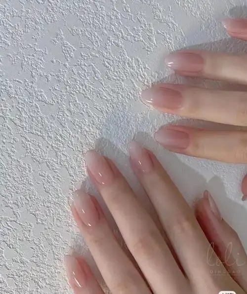 美甲纯色显手白图片,超显手白的美甲颜色(一些显白又有点小心机的美甲