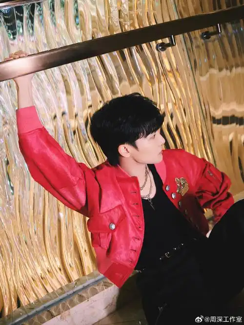 周深超话今晚,周深@卡布叻_周深亮相#江苏卫视跨年#带来《化身孤岛的