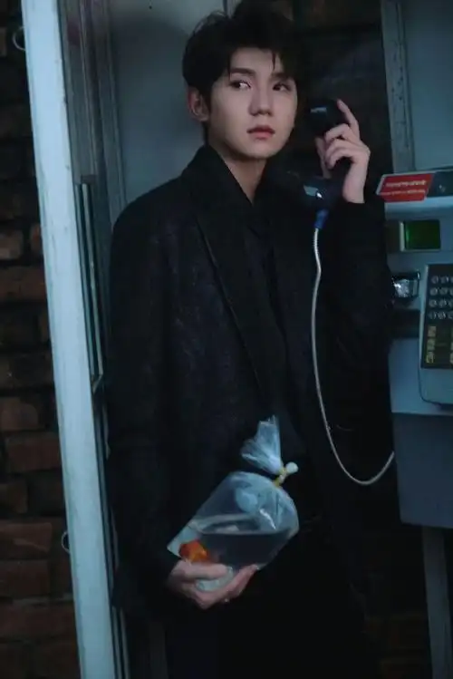 王源全黑西装造型##王源海边金鱼ccd