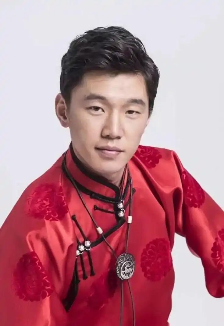 蒙古族歌手傲日其愣."傲日其愣的嗓音舒展宽广,高亢悠扬.无论 - 抖音