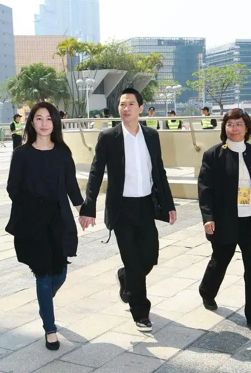 关咏荷素颜看着更像小姑娘和张家辉牵手看着好甜蜜真幸福