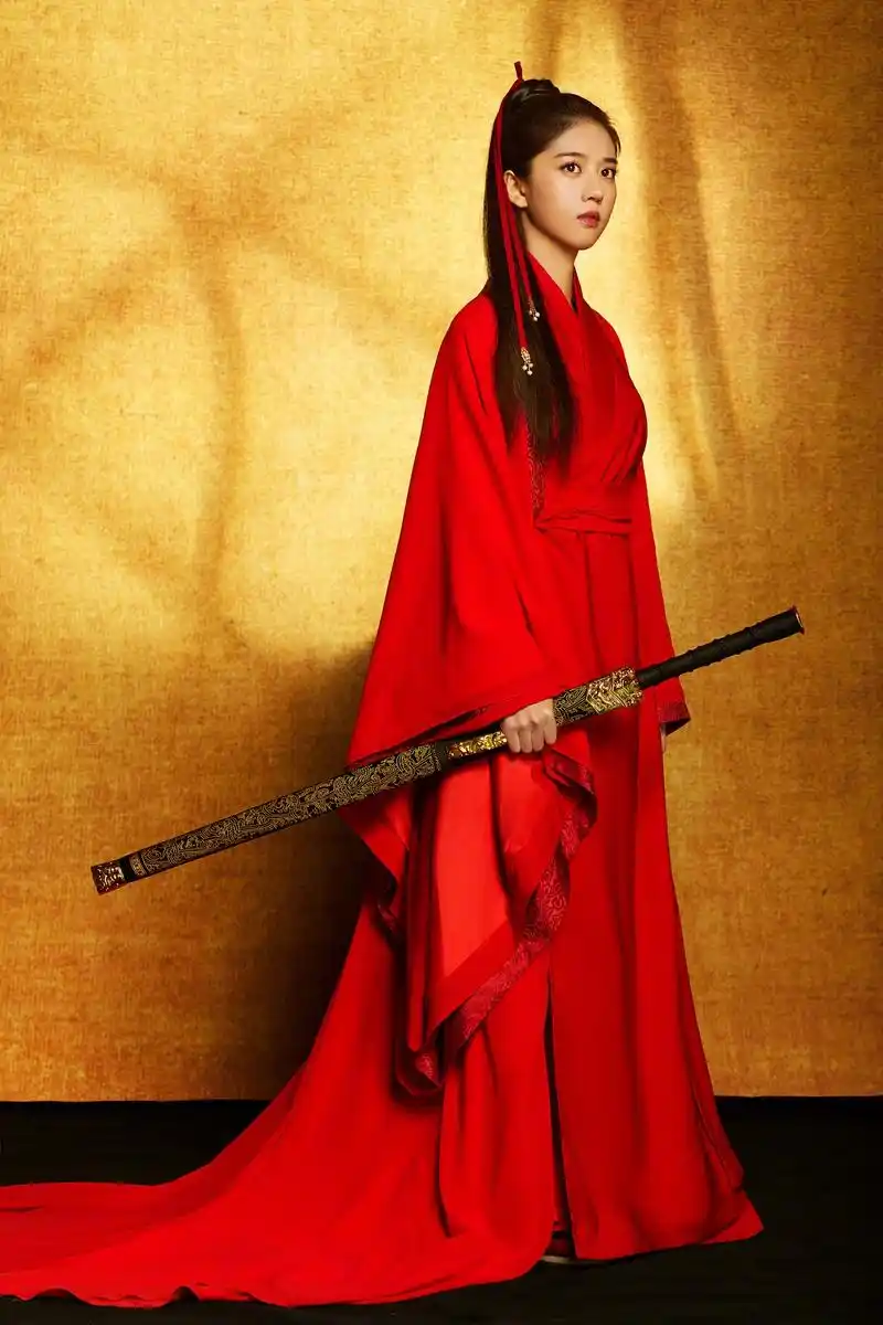 小花李凯馨新曝光的这组红衣女侠写真好霸气,高马尾简单利落,手持长剑