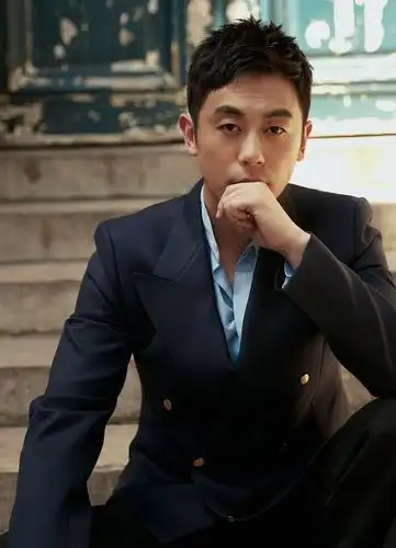 朱亚文巴黎男装周最新街拍曝光儒雅气质尽显英伦风范