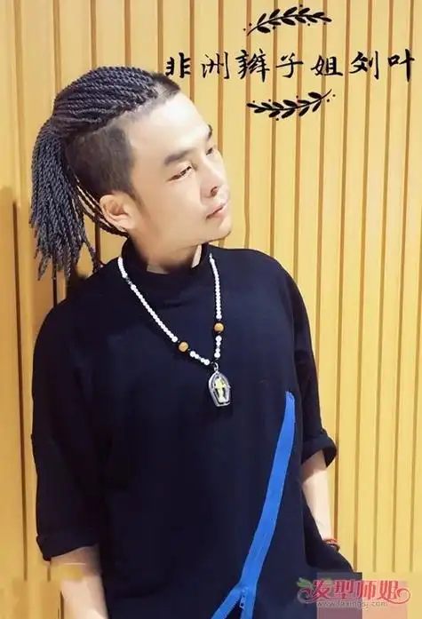 韩国男生扎小辫子秀出帅气度 新年出行最拉风的扎头发系列-图5