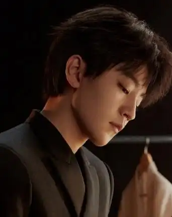 王俊凯开年第一封#杂志封面预告大公开,黑色深v 绝美侧颜,美貌在线