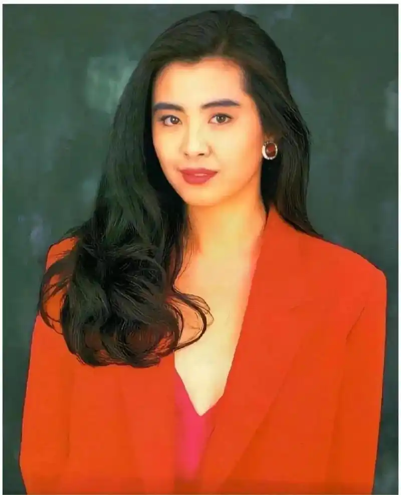 王祖贤年轻时的形象令人惊艳,乌黑的秀发顺滑飘逸,一袭鲜红衣衫衬托出