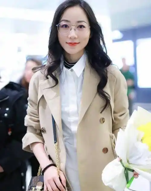 36岁演员韩雪宛如少女,倾情演绎风衣穿搭!