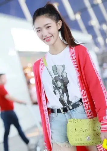 林允又换新造型马尾辫搭配红色开衫白t恤潇洒洋气清新减龄