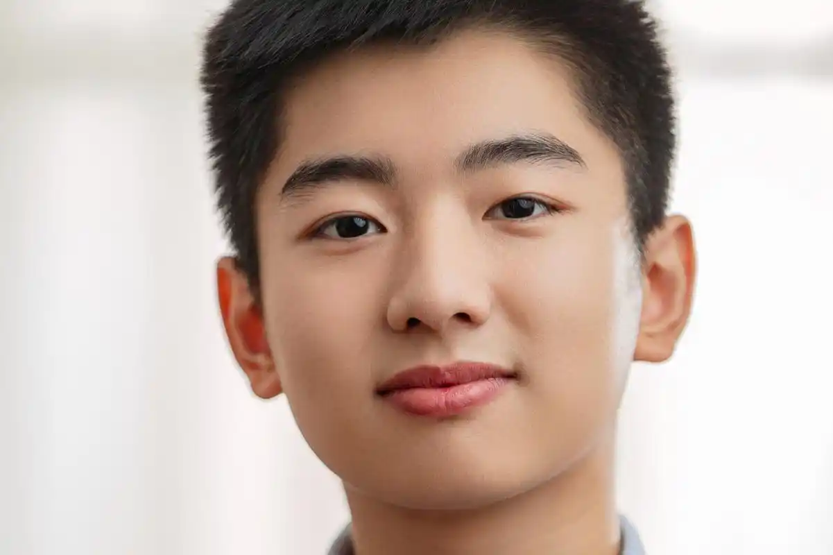 告别大饼脸,这几种发型更衬圆脸的男生!从短发到光头都有适用.