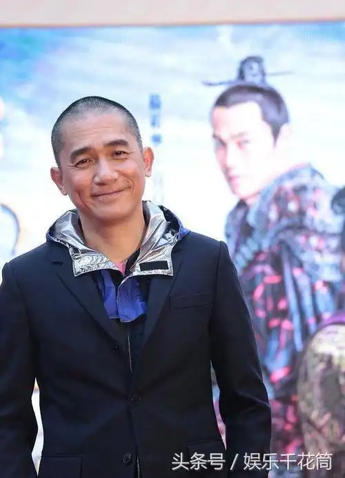 梁朝伟剃光头只为个"懒"字 微笑不惧露褶子