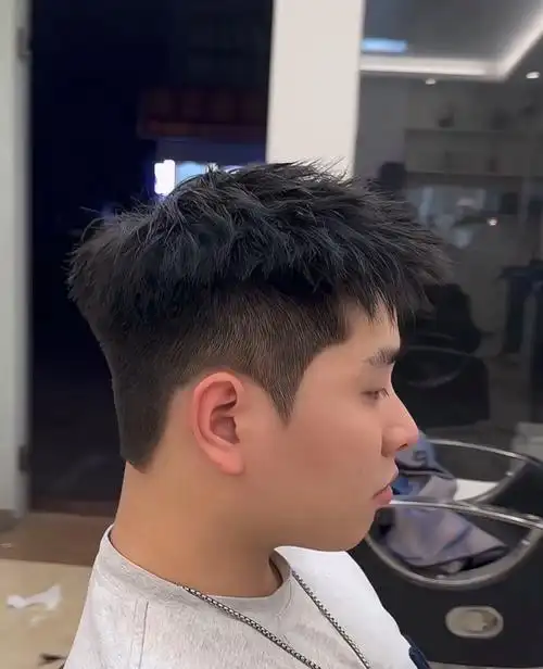 男士新发型超帅气微分前刺短发