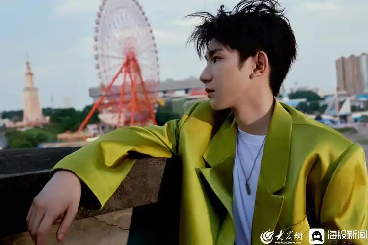 王源绿色西装造型摩天轮写真
