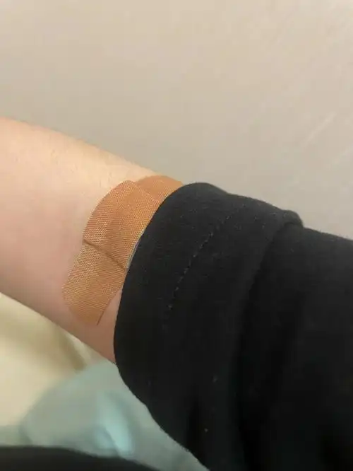 救命抽完血给我整个创口贴