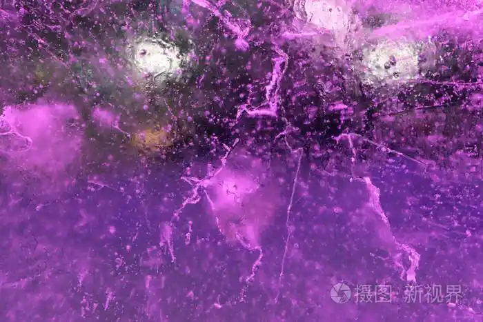 抽象的背景照明紫色冰纹理内有气泡裂缝和背光