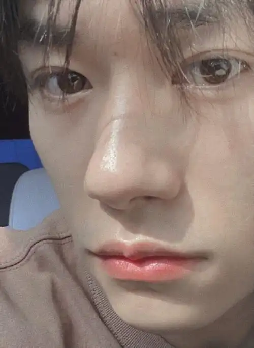 易烊千玺怼脸自拍##易烊千玺送你一朵小红花