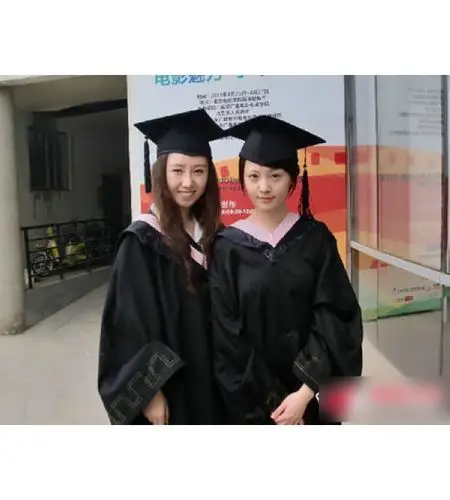 郑爽的毕业照,清纯可爱的模样想必当时是许多人喜欢的对象!