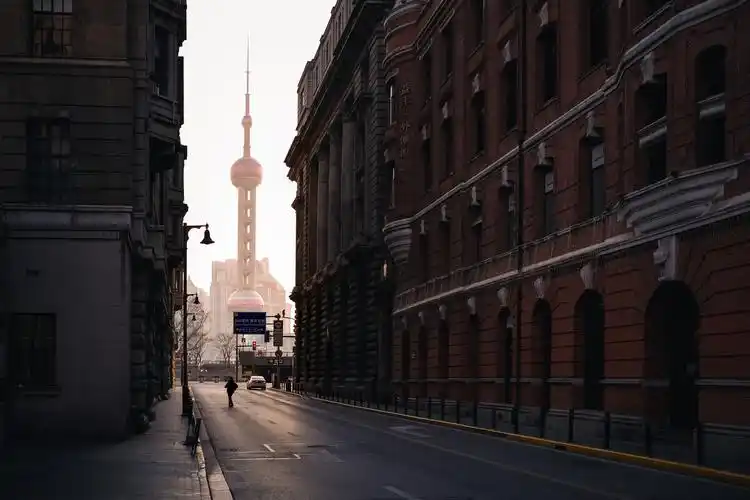 探索者风光摄影圈建筑物捕捉到冬日温暖的瞬间一个人背影建筑街道城市