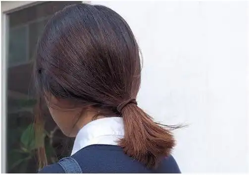 慵懒随意的低马尾,百变时髦,气质满分_女生