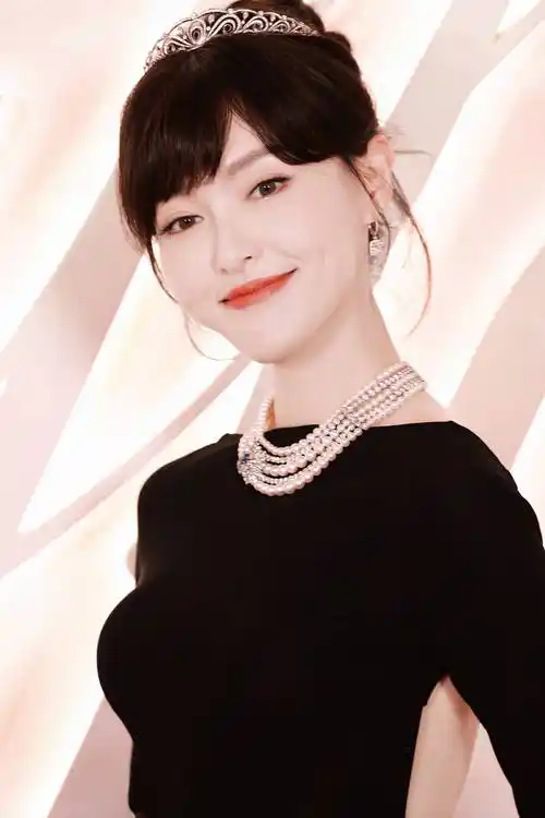 唐嫣真赫本公主惊艳全场,一袭黑色露背礼裙太美了吧!_礼服_造型_舞台