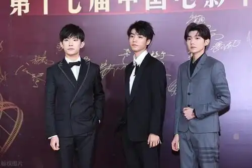 郭敬明晒和tfboys师弟合照,配文"我上楼啦",网友懵了