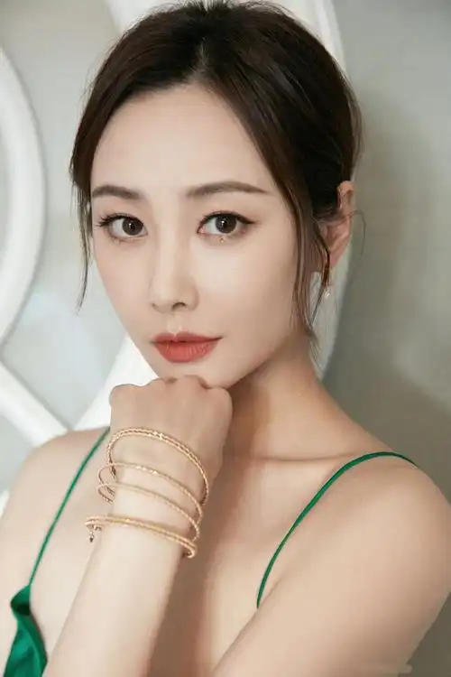 一组李纯的造型图释出绿色修身长裙披肩长发金色耳饰