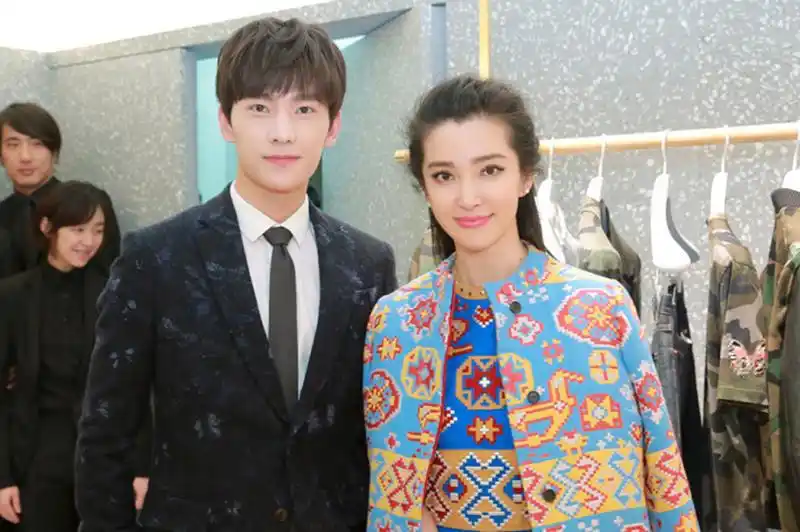 杨洋唯独和井柏然合照和前几位不同,表情很是搞怪的,看出来俩人的关系