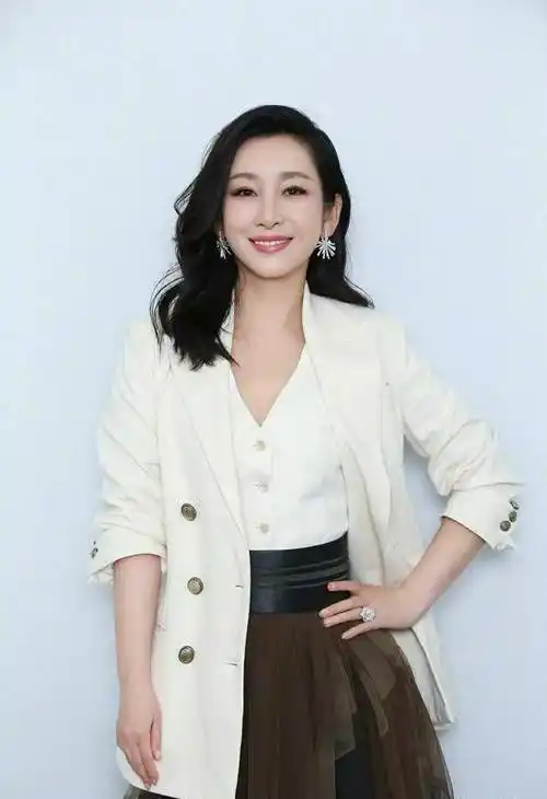 "秦海璐"真胖了不少啊,穿皮衣配印花裙走机场,手臂都绷得紧_身材_女性