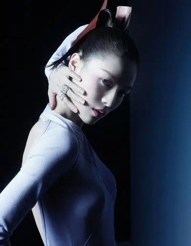 钟楚曦芭莎珠宝六月刊