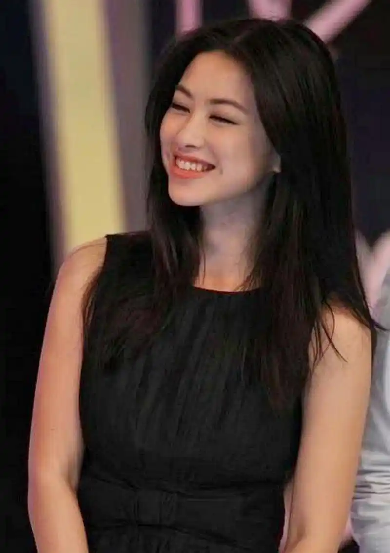 很喜欢朱珠笑起来的梨形小酒窝.他的儿子也很好地继承了酒窝梨.