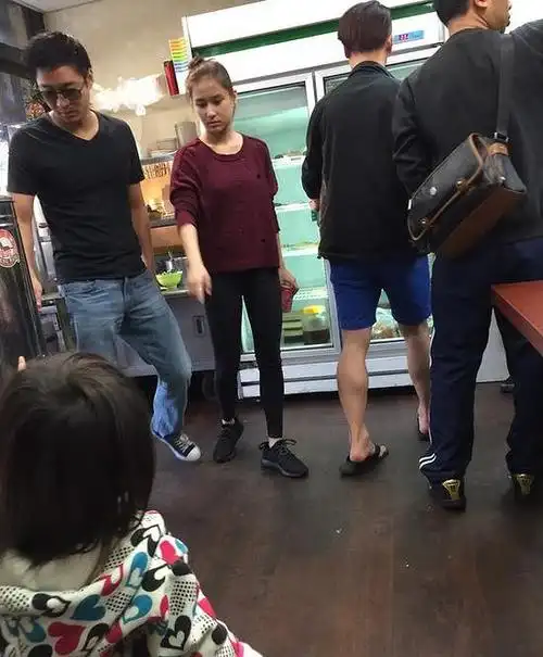 何超莲霍启山相伴吃面疑恋爱 女方否认