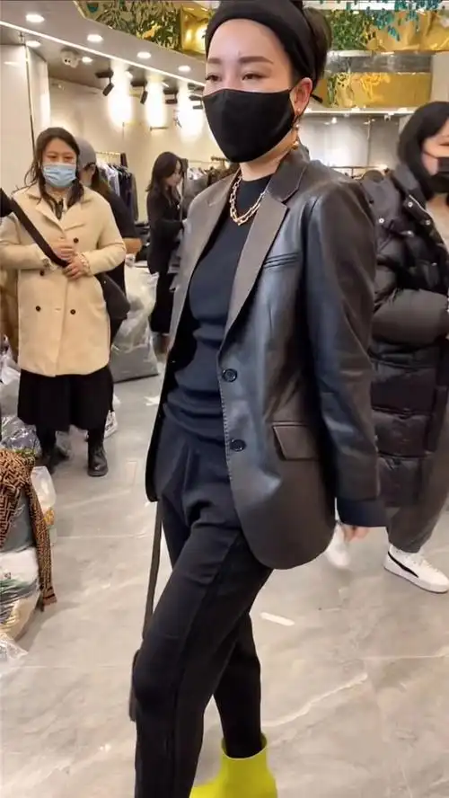 抖音瑞乔服装同款黑色皮衣内搭卫裤早春春秋时尚套装