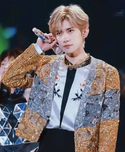 易烊千玺演唱会:第一个有票的人出现啦,这是什么神仙剧情!