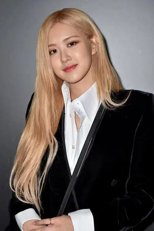 rose 朴彩英出席巴黎时装周 天鹅绒西服显性感贵气