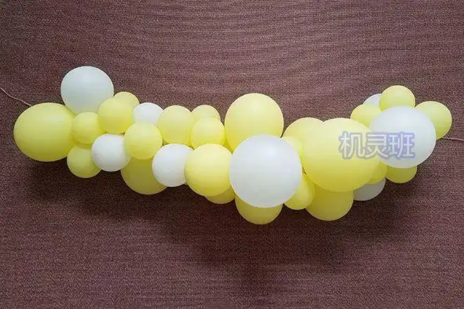 最简单的墙上气球装饰:气球绑成一串成为彩色气球链(步骤图解)
