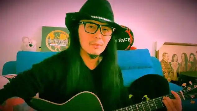 乐队的夏天:面孔乐队陈辉在家无聊,吉他弹唱《iridescent 》_网易视频