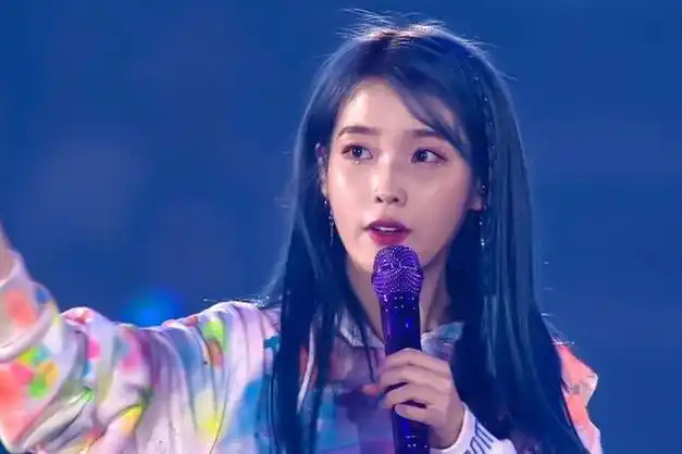 iu台北演唱会火爆全场,中文问候感动粉丝,暖心举动泪目众人!