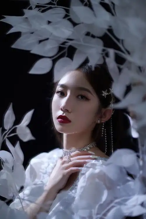 孟美岐# 由彩色归于纯白空间,淡然却充满想象与未知,属于她的独特