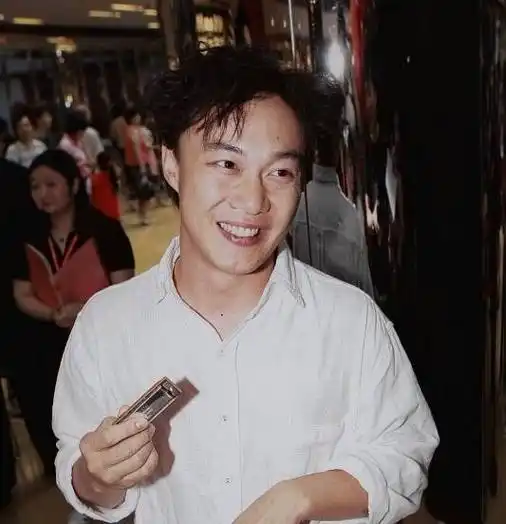 陈奕迅夫妇低调现身餐厅,顾客低头交谈无人理,被嘲笑已过气