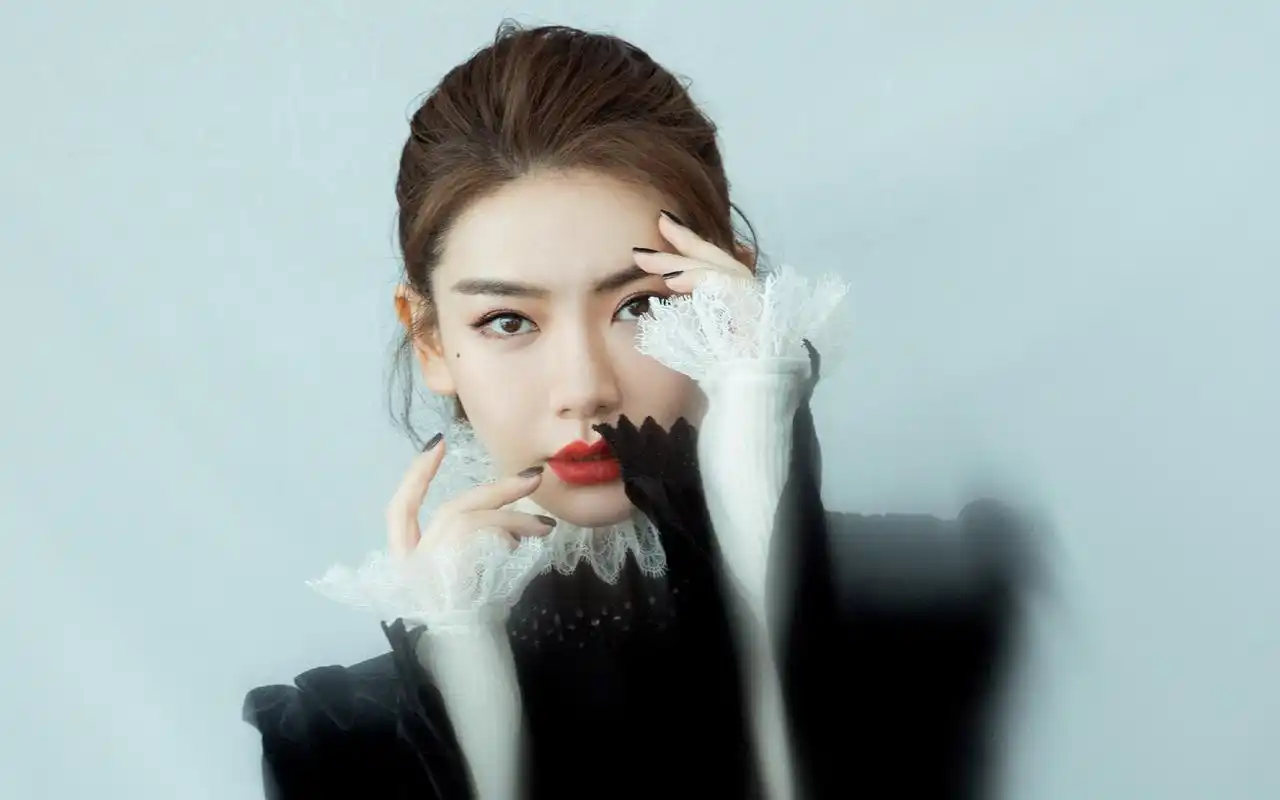 戚薇黑衣红唇性感高清桌面壁纸