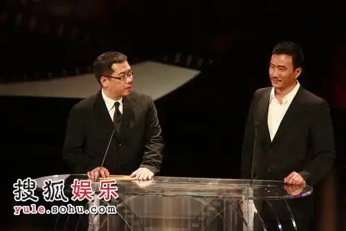 图:关锦鹏 胡军颁发最佳亚洲电影奖