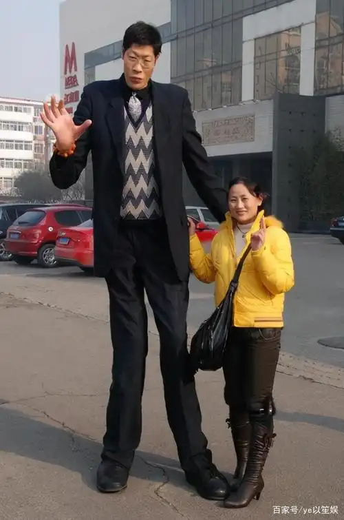 中国第一巨人身高2米42,结婚20年无子,1米6娇妻回应:不方便