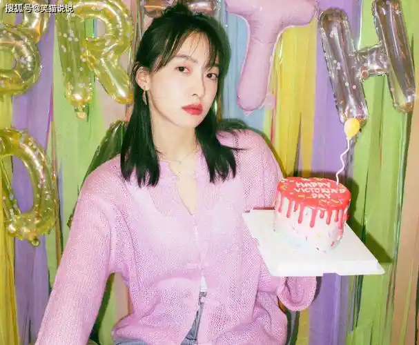 宋茜晒照庆贺37岁生日:粉色毛衣好清新,怼脸自拍状态佳!